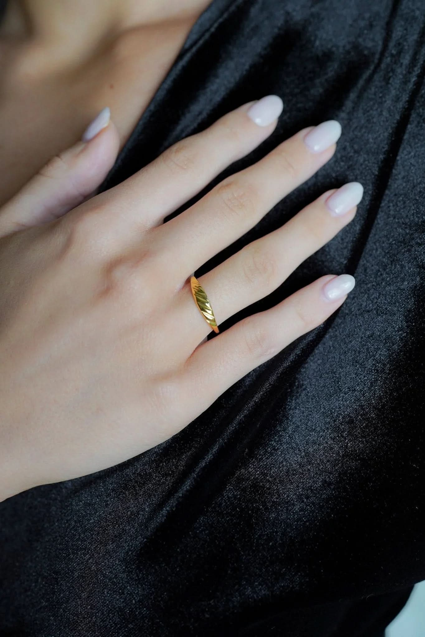 Thin Croissant Ring - AYUNA