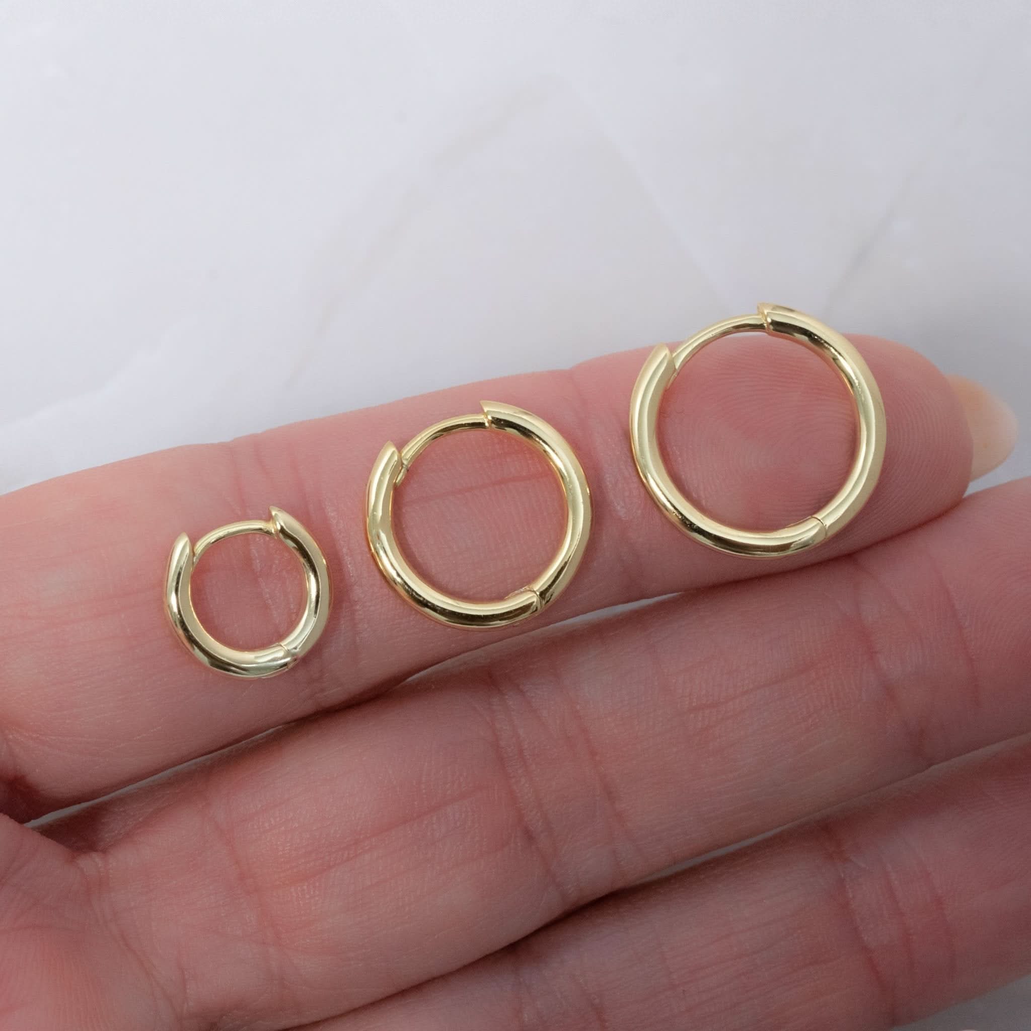 Minimalist Small Hoop Earrings - AYUNA